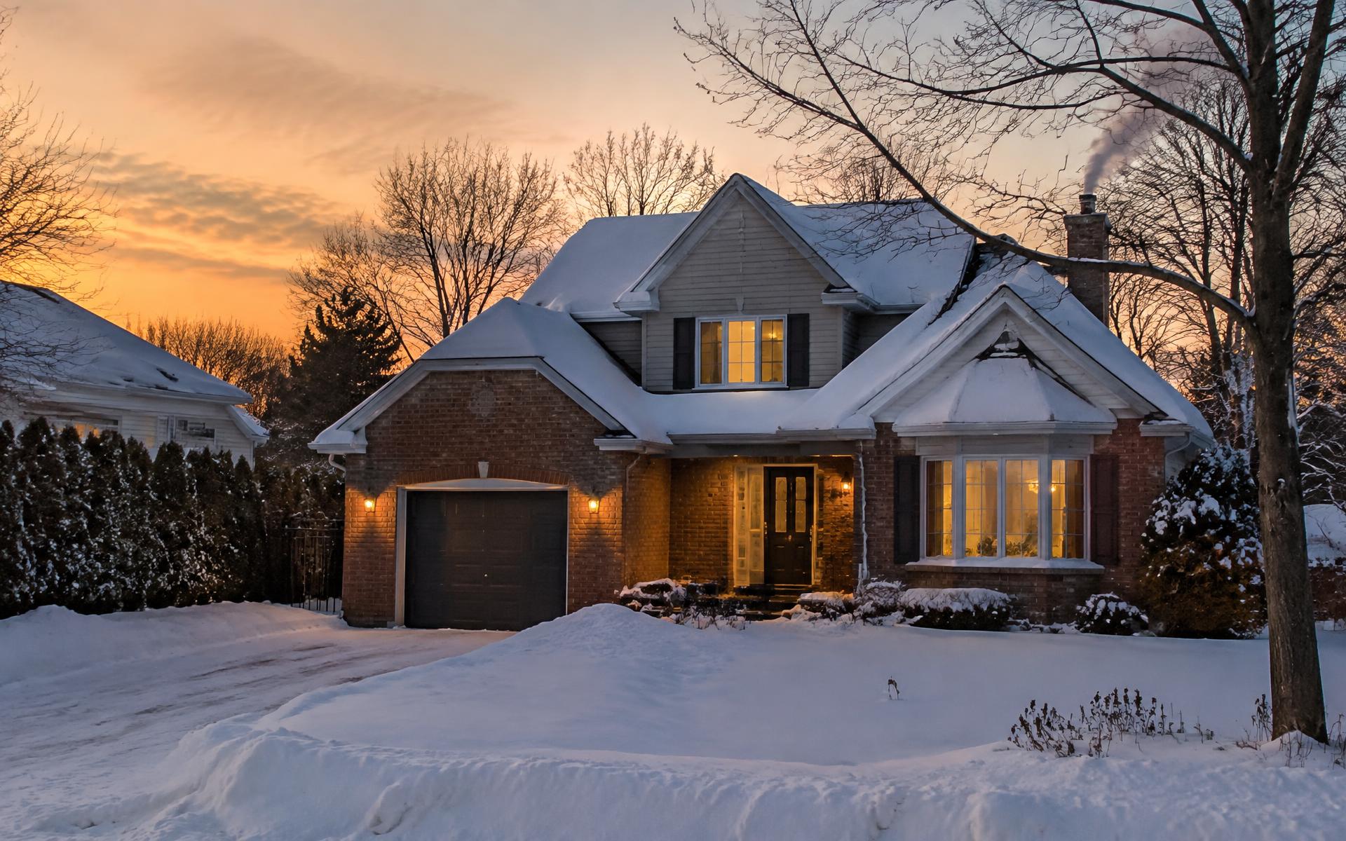 Maison unifamiliale québécoise en hiver, toit enneigé